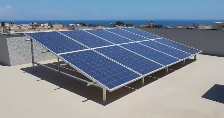 Installation de batterie pour panneaux photovoltaïques sur toiture plate d'immeuble de 10 étages, Porto-Vecchio, Phoenix Eco Energie