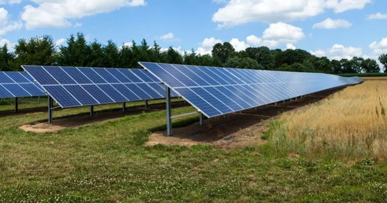 Installation de panneaux photovoltaïques dans un champ privé de particulier à Porto-Vecchio